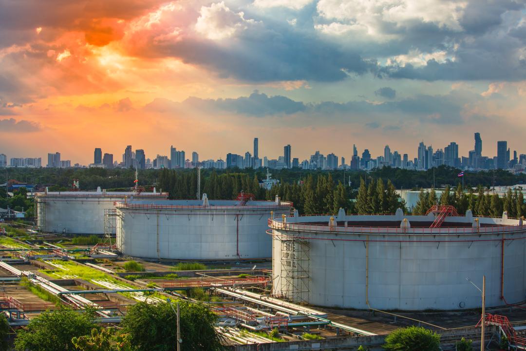 Oil storage tank roof